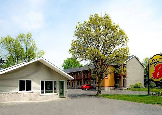 Super 8 By Wyndham Kingston Image