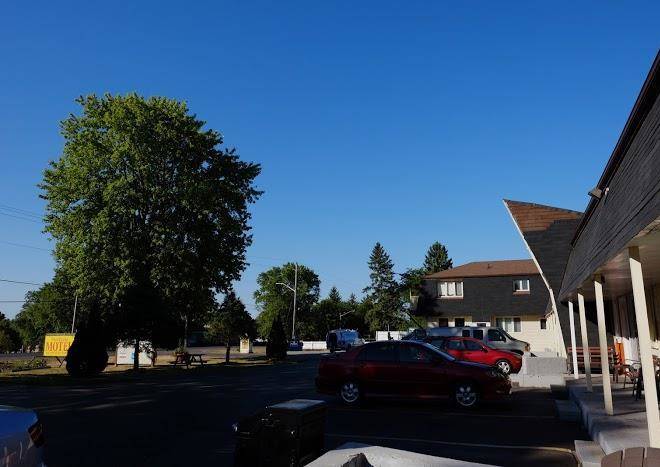 Twin peaks motel napanee
