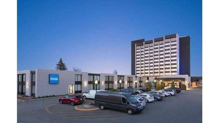 Travelodge by wyndham hotel & convention centre quebec city