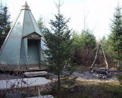 Aux tipis de la riviere sauvage
