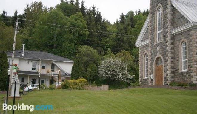 Sous Le Clocher De L'anse Image