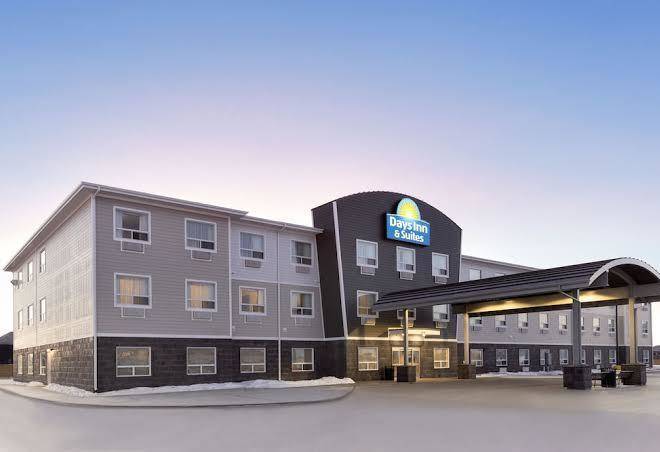 Days inn & suites by wyndham warman legends centre