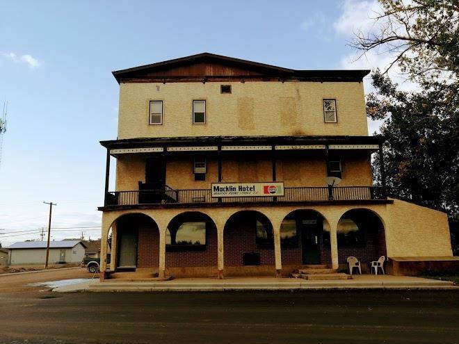 Macklin hotel & bar