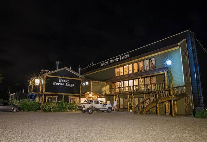 Hotel borde lago
