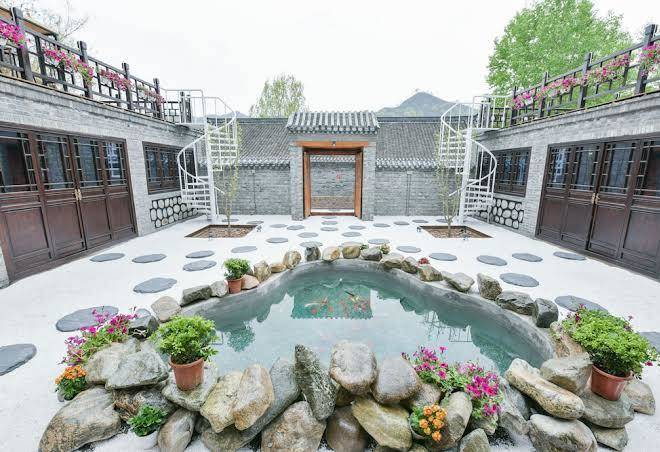 Mountain art courtyard