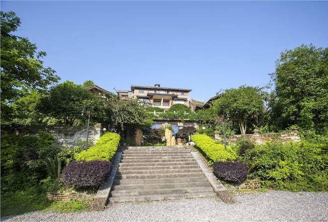 Riverside retreat hotel
