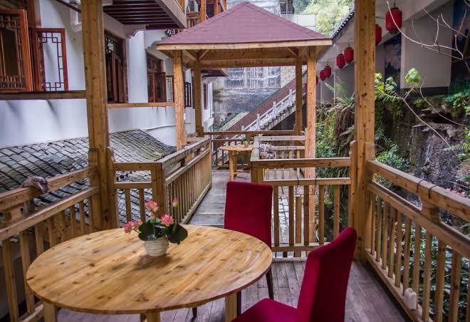 Alley mountain view garden hotel