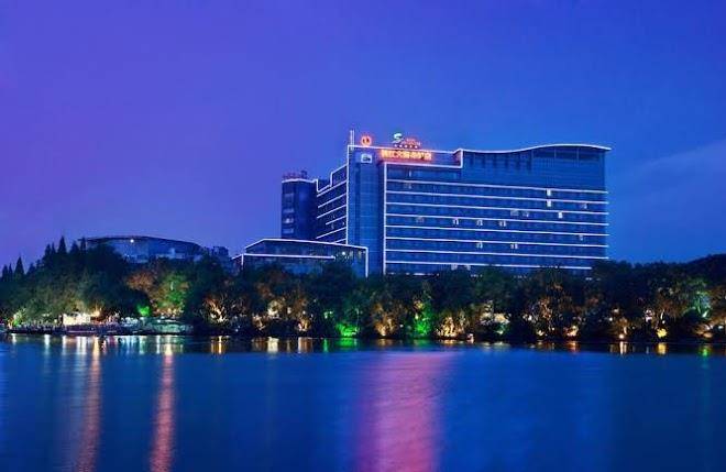 Guilin lijiang waterfall hotel
