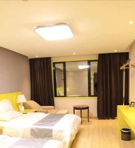 Nanjing zifeng suoshi holiday hotel