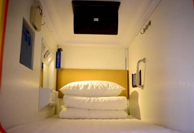 Simple capsule hotel