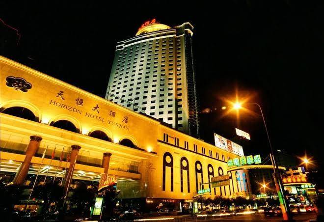 Horizon Hotel Parking Lot Image