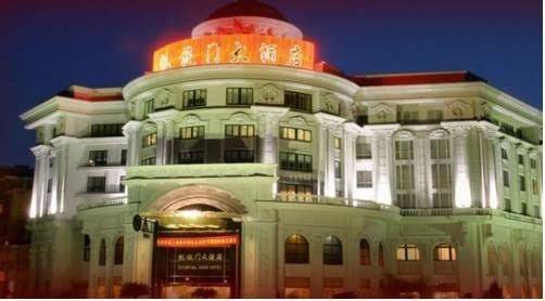 Triumphal arch hotel anji