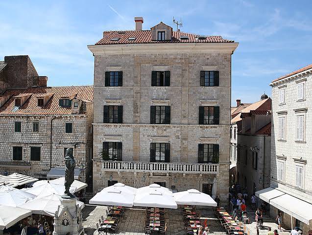The pucic palace