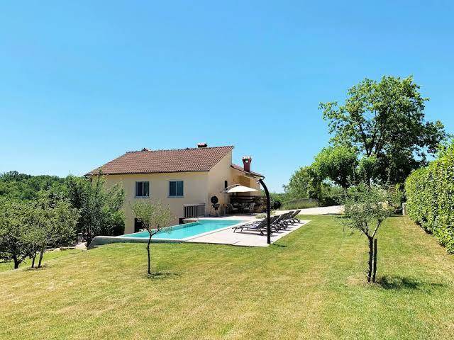 Holiday home with pool and garden tervis