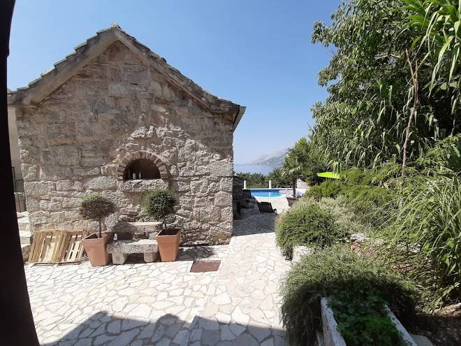 Stone brela complex