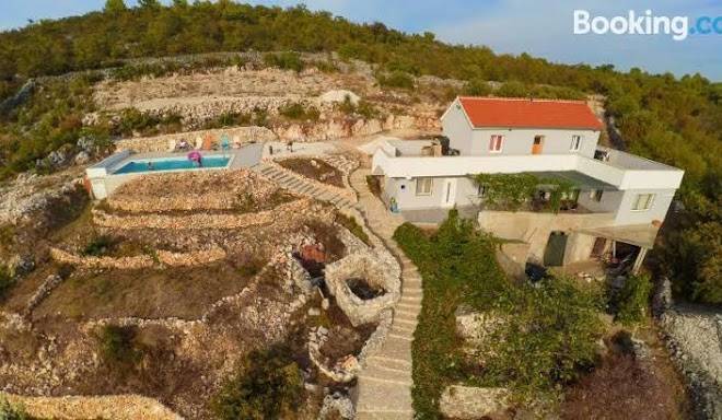 B&b on the rocks