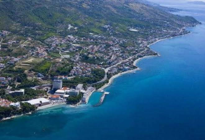 Beach Hotel Split Image