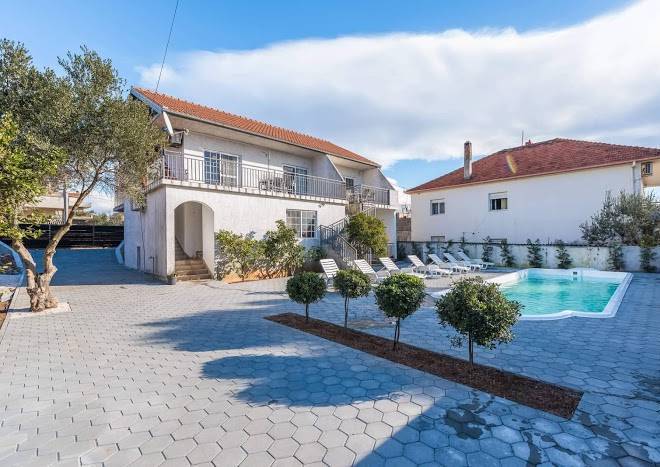 Royal choice with pool