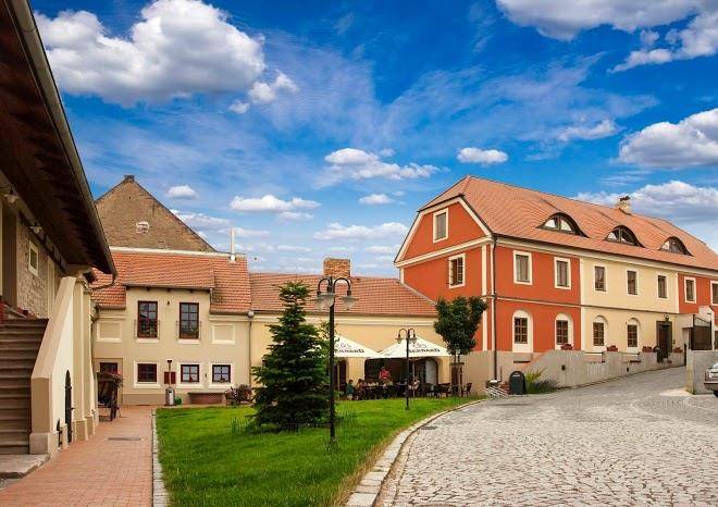 Dvur Hoffmeister Image