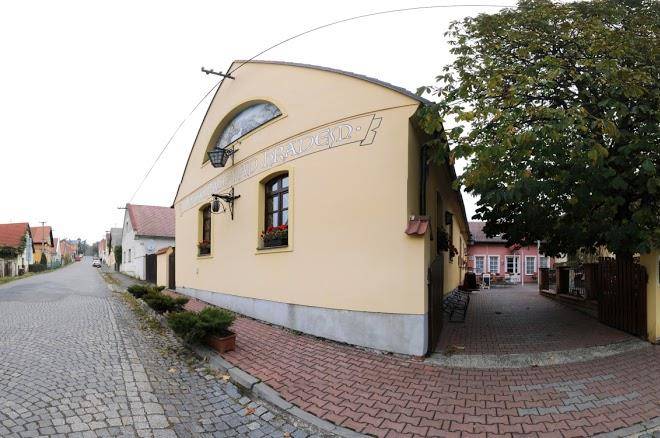 Restaurant & penzion nad hradem