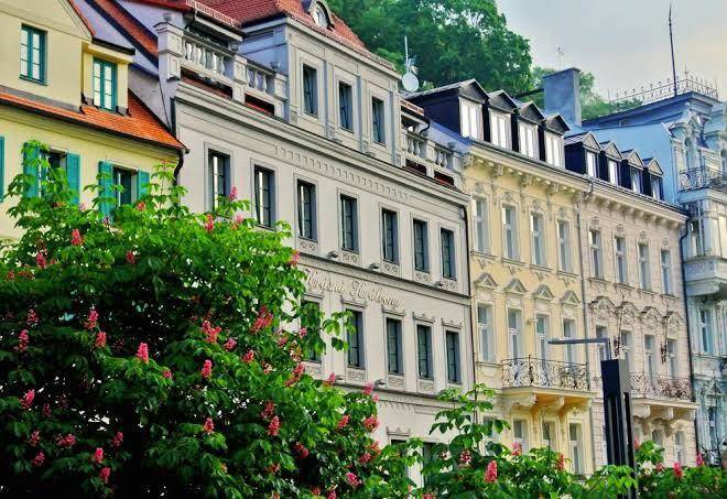 Beautiful Queen Hotel Image