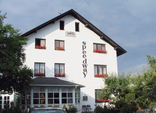 Hotel speedway