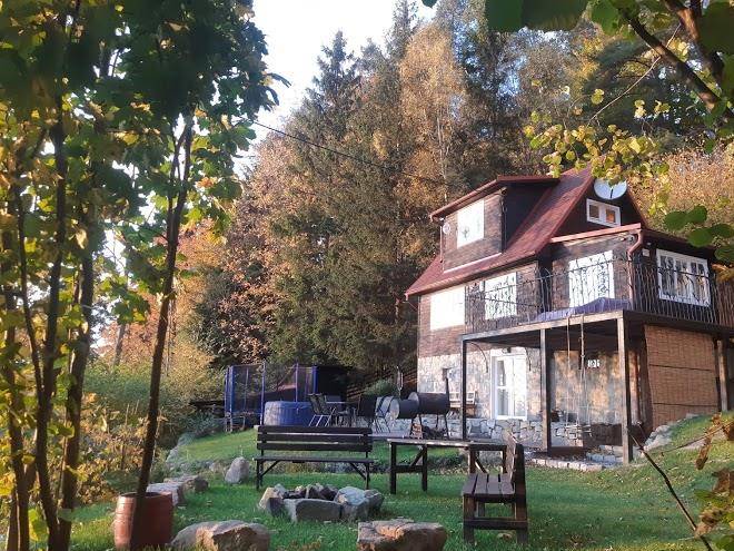 Chaloupka na strani