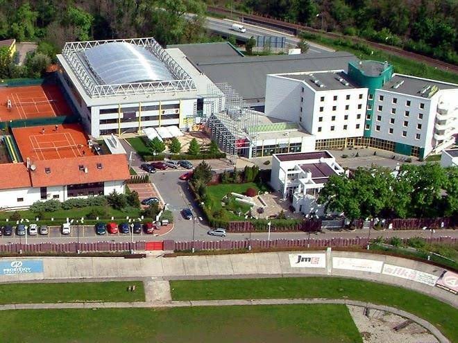 Hotel tennis club