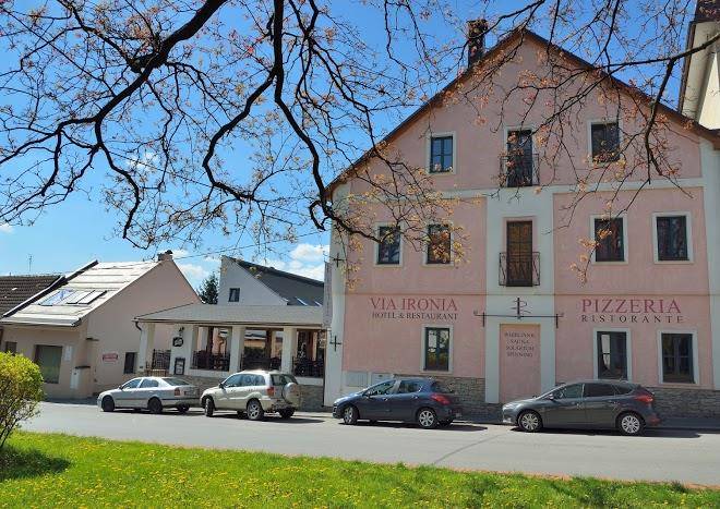 Hotel via ironia