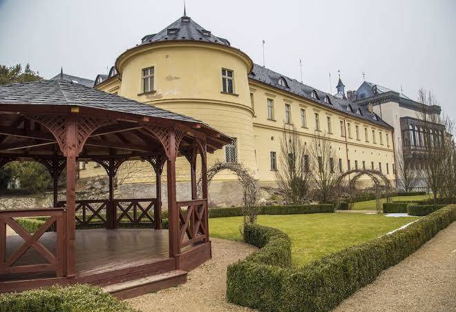 Chateau Hotel Zbiroh Image