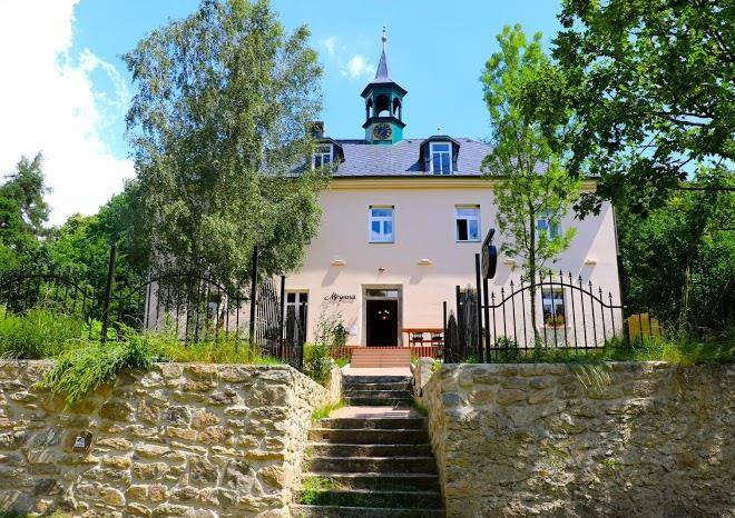 Meyana lake manor