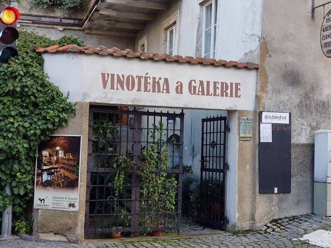 Vinoteka u cerneho kocoura a zeleneho stromu