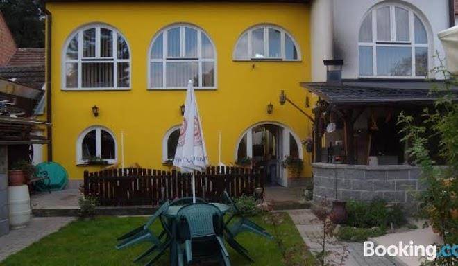 Restaurace a pension u urbanu