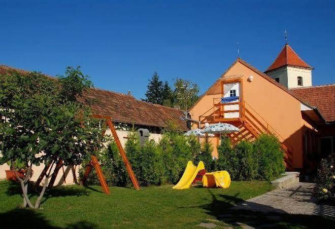 U kostela