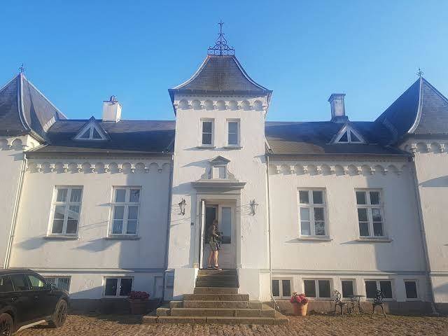 Hesede Hovedgard Kunst Vin & Happiness Image