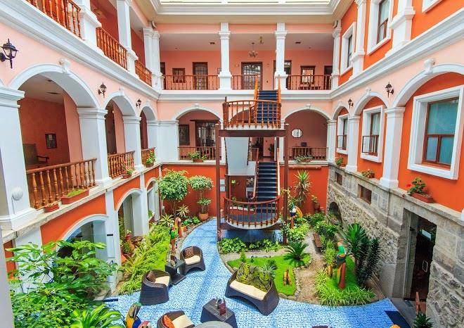 Hotel patio andaluz
