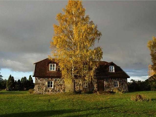 Pivarootsi manor