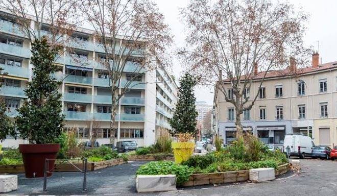 Les studios de la place