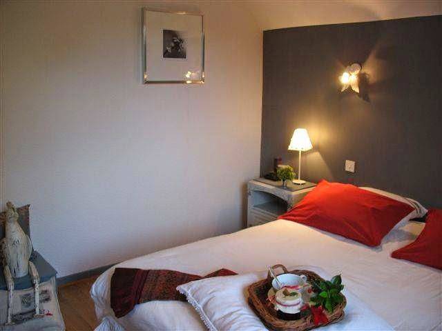 Une poule sur un mur