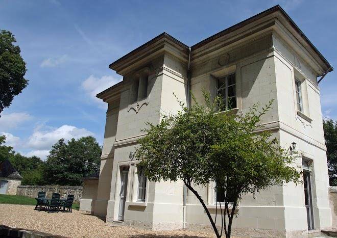 Aux grilles du chateau