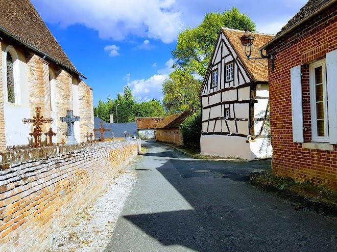 La maison aux volets rouges