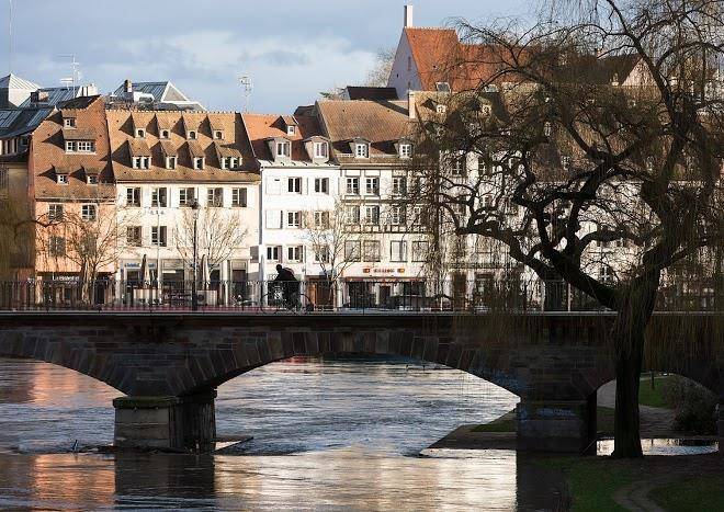 Chut Hotel Restaurant Cafe Image