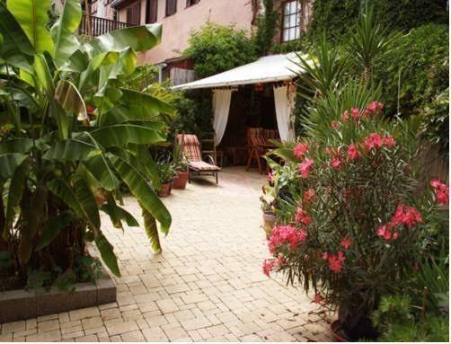 Au Nid De Cigogne Image