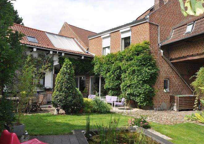 Entre Cour Et Jardin Image