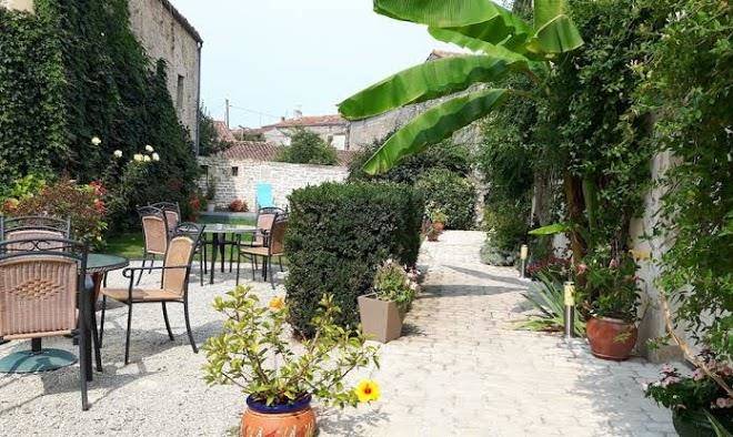 Hotel Du Donjon Image