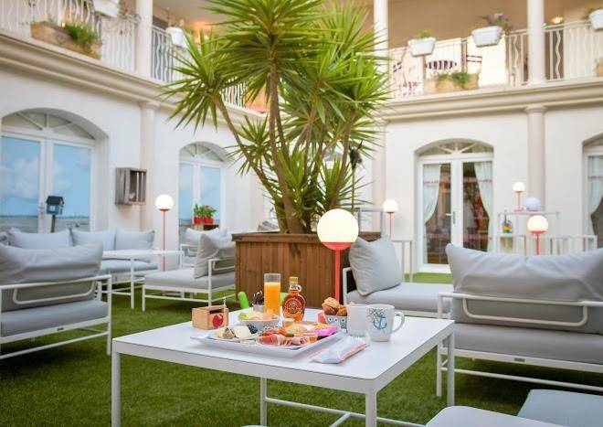 Hotel La Jetee Image