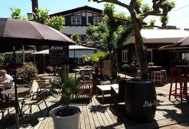 Hotel restaurant etche ona bar concerts