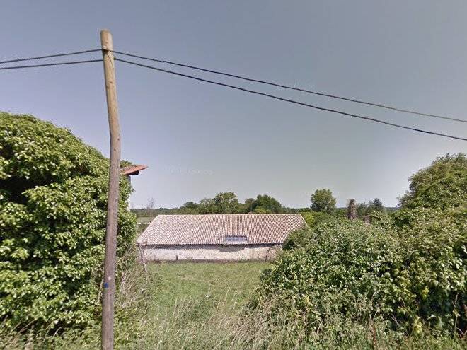 Maison dans cadre de verdure