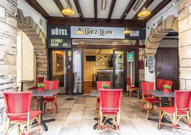 Hotel le port neuf bar chez leon