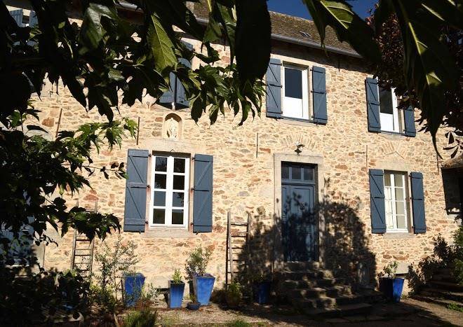 La maison maison d'hotes et table a rallonges